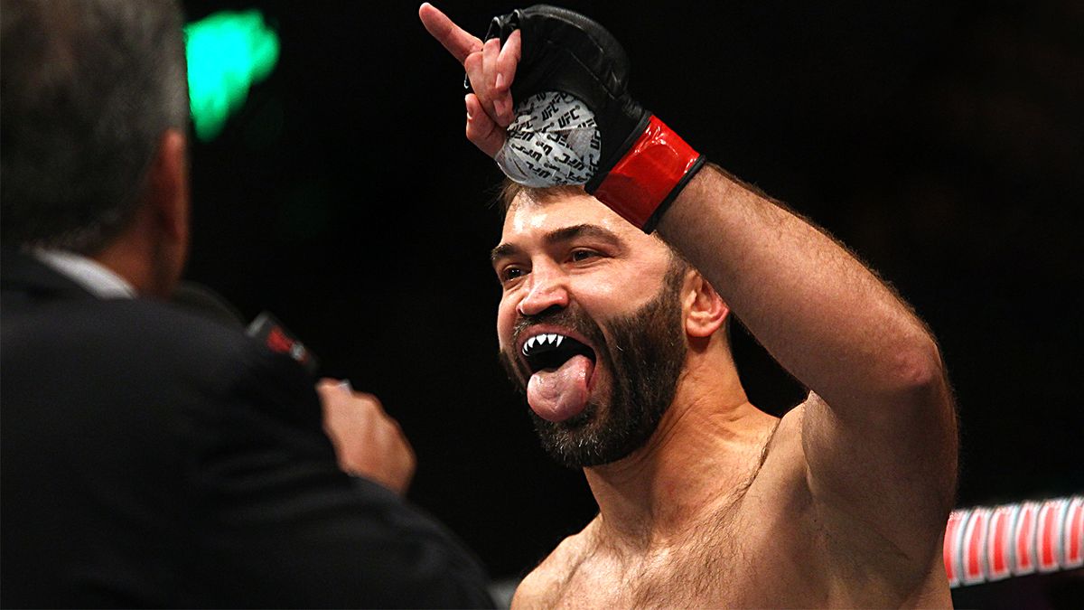 Экс-чемпион UFC Орловский избил нескольких блогеров после боя Пол — Джошуа