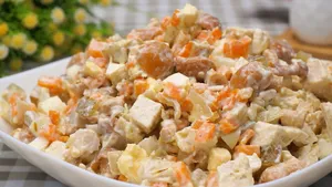 Этот салат в СССР был почти на каждом новогоднем столе: его назвали в честь политика — рецепт салата «Машеровский»