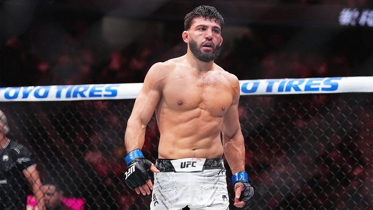 Царукян разбил Хукера на земле и оформил первую победу приемом в UFC! Как это было