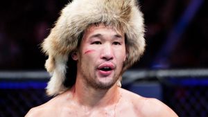 Казах 10 лет крушил всех подряд, а теперь подерется за пояс UFC. Рахмонов наконец добрался до чемпиона