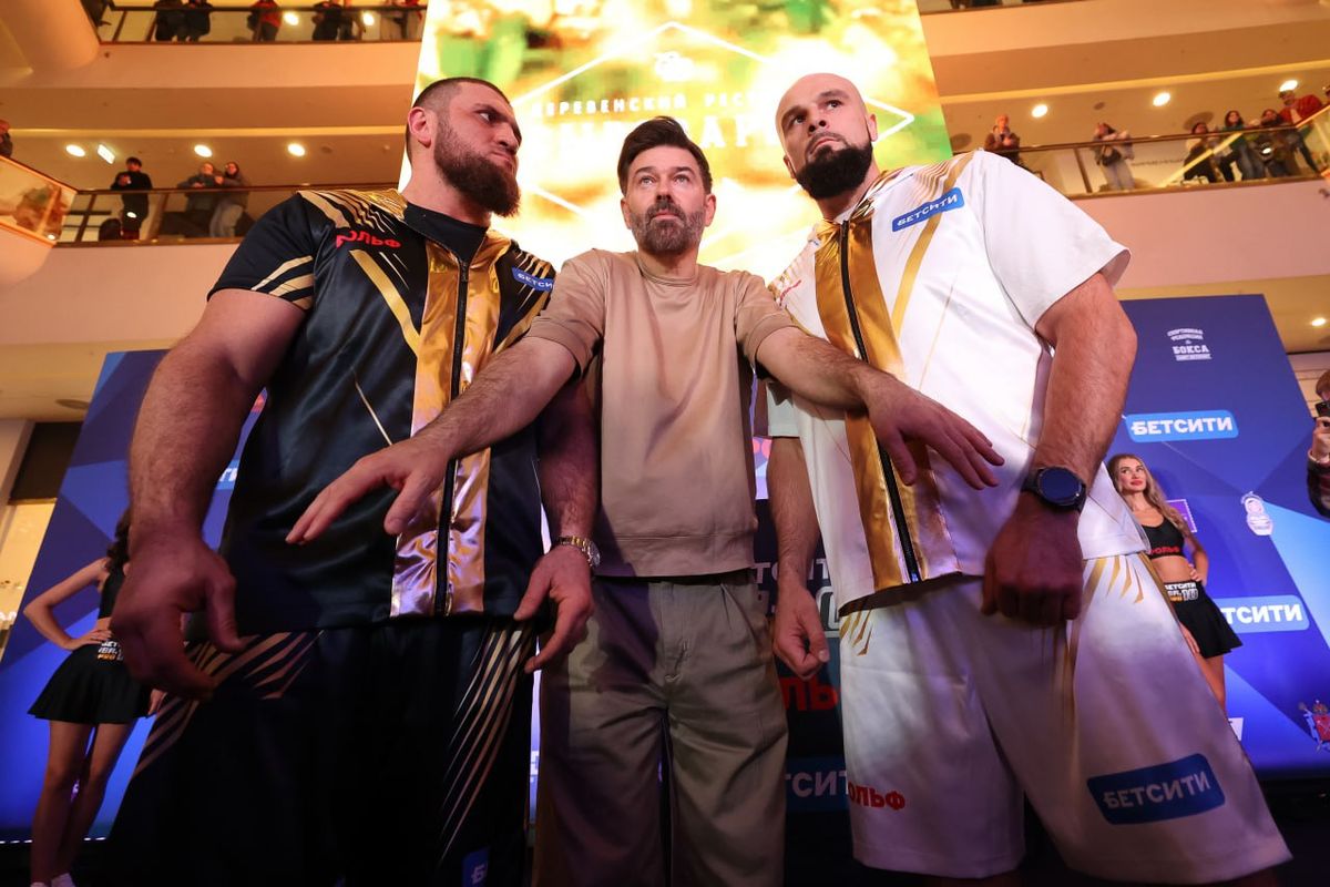 Кузьмин и Халидов прошли процедуру взвешивания перед боем