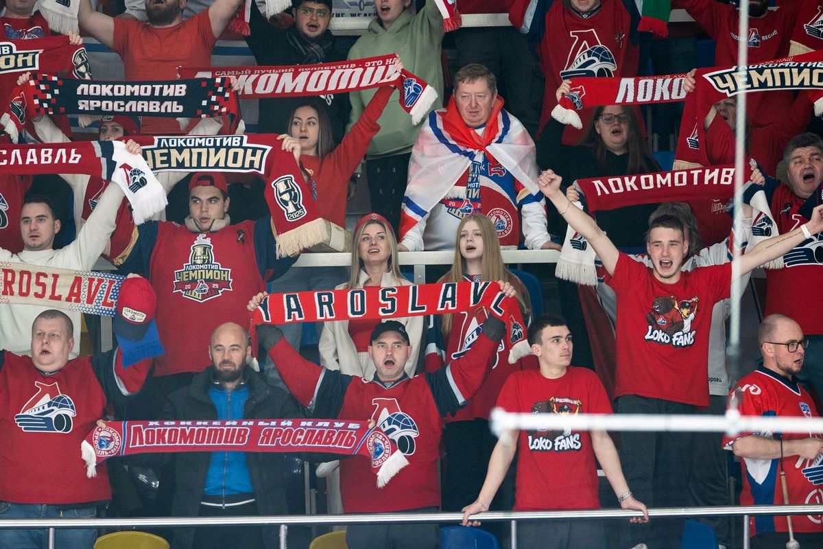 Кулачное побоище после сирены, горячая красавица на льду, поросята на трибуне! «Спартак» — «Локомотив»: фото