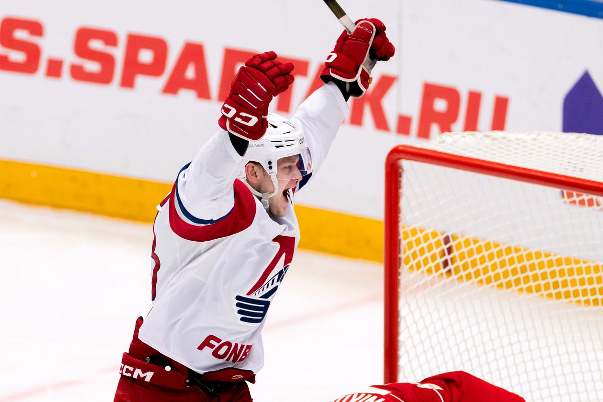 Кулачное побоище после сирены, горячая красавица на льду, поросята на трибуне! «Спартак» — «Локомотив»: фото