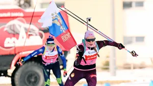 Российская чемпионка второй день подряд с золотом международного турнира. Схватила флаг РФ, несмотря на погоню