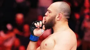 Бразильский гигант из Подмосковья «задушил» безногого бойца. Уокер не пощадил соперника и смял его моментально