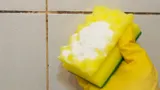 Очищаю швы между плиткой простой смесью: грязь отходит сама, отмывается даже плесень