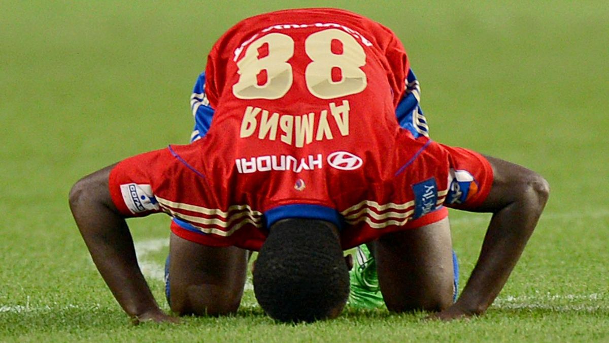 Думбия вспомнил курьезный случай в России: «Женщина за рулем врезалась в мою машину и стала звонить мужу»