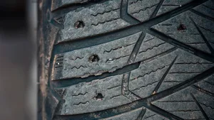 Зимние шины остались без шипов, но протектор еще высокий: можно ли на них ездить?