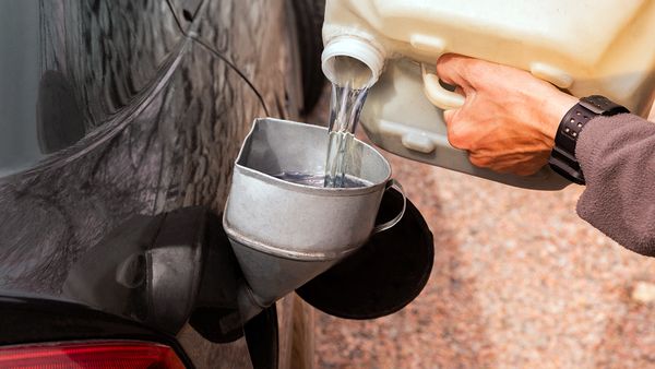 Зачем опытные водители заливают в бак спирт или водку: этот способ ...