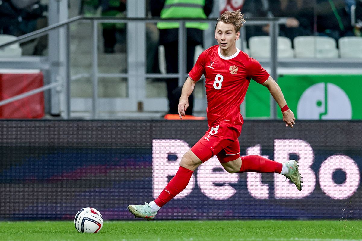 Видео: Умяров обратился к болельщиком после дебюта за сборную России