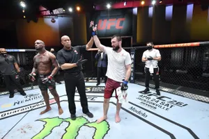 Брат Хабиба закрыл обидное поражение в UFC. Абубакар Нурмагомедов избивал американца весь бой