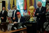 Глава ФИФА Инфантино дал Трампу кубок чемпионата мира по футболу: «Могу я его оставить?»