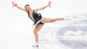 Бывшая российская фигуристка триумфально ворвалась на взрослый Гран-при. Самоделкина проиграла только Сакамото