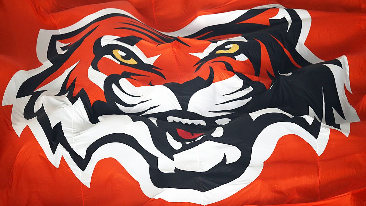 Голкипер «Амура» Дорожко — о плотности календаря: «В самолетах наши лучшие друзья — надувные матрасы и подушки»