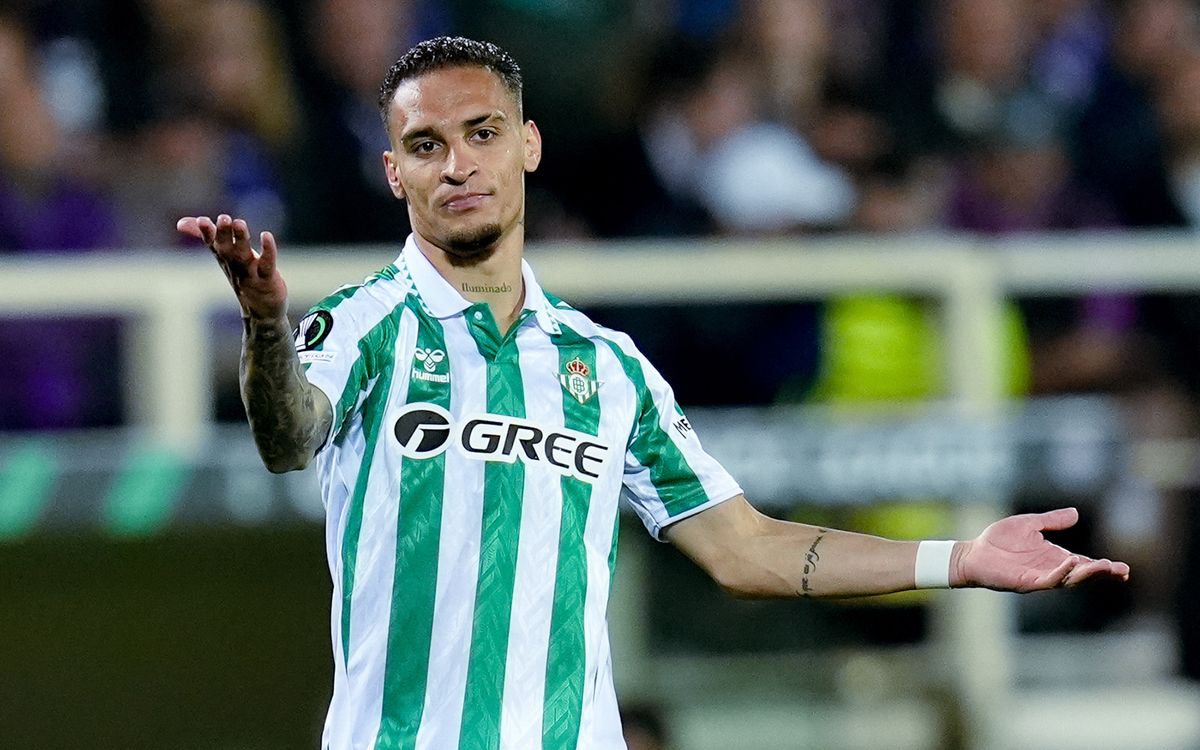 Антони получил красную карточку после попытки пробить в падении через себя