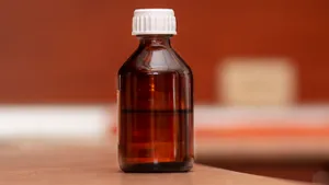 Удаляет жир, следы краски и клея круче любой химии: аптечный димексид стоит копейки, а результат за секунды