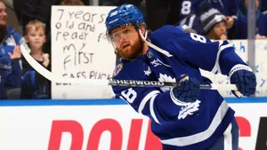 Такого курьеза Америка не видела еще никогда? Звездный игрок НХЛ забил нелепый автогол, стоя спиной к своим воротам