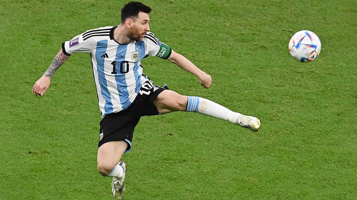 Президент Анголы вручил Месси подарок в честь юбилея независимости страны