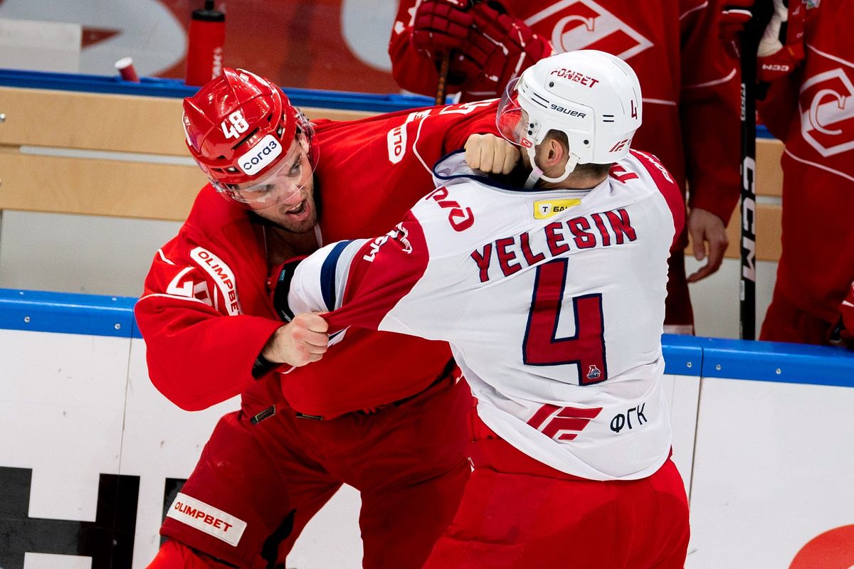 Кулачное побоище после сирены, горячая красавица на льду, поросята на трибуне! «Спартак» — «Локомотив»: фото