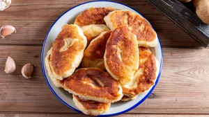 Беру воду и муку, готовлю пирожки с любой начинкой: мягкие и воздушные, простой рецепт домашней выпечки