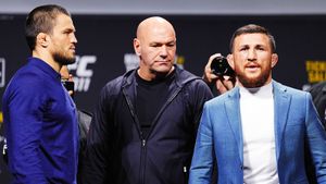 Чемпион UFC Двалишвили намекает на травму: грузин придумал способ слиться с боя против Нурмагомедова?