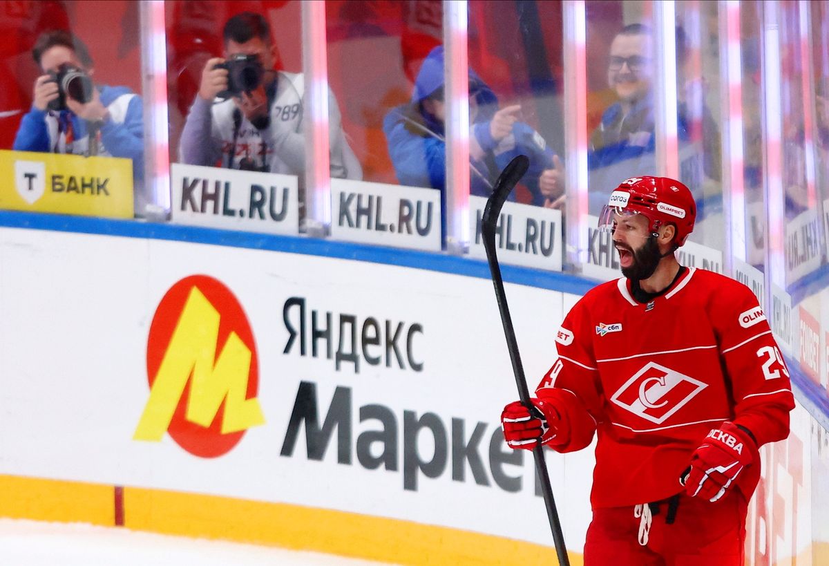 Жесткая бойня на льду, «Деревня дураков» и звезды футбола на трибунах. Фотогалерея матча «Спартак» — ЦСКА