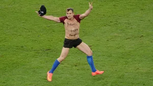 Где сейчас русский блогер-пранкер, который выбежал на поле в финале ЧМ-2014? Ему грозит наказание в другой стране