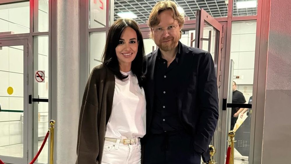 Жена Карпина поделилась предновогодними фотографиями с семьей