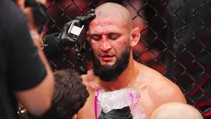 Чимаев проиграл Стрикленду титул UFC! Хамзат обнял Шона и надел на него пояс после самого скандального боя года
