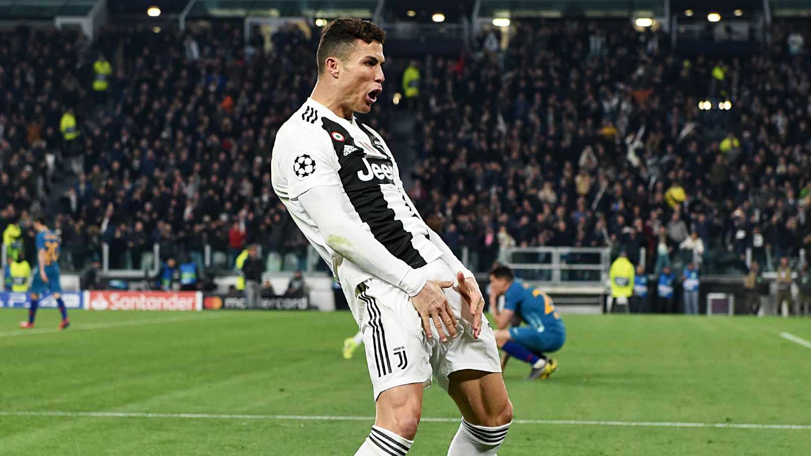 Роналду жест тише. Роналду жест аль наср. Роналду неприличный жест. Cristiano ronaldo al nasr. Жест роналду.