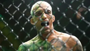Травма Физиева спасла звезду UFC — поляка Ду Бронкс переедет. Прогноз на Чарльз Оливейра — Матеуш Гамрот