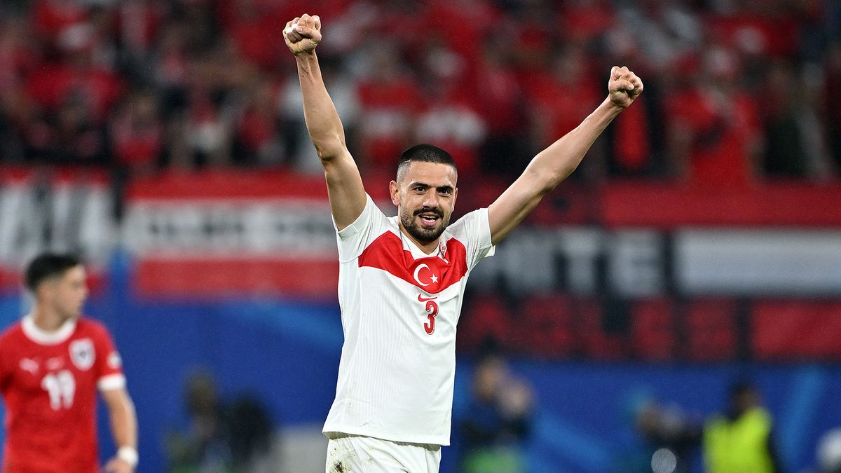 Демирал продлил контракт с «Аль-Ахли»