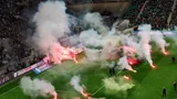 Фанаты сорвали начало матча «Сент-Этьен» — «Анже». Поле забросали пиротехникой