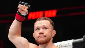 Сломал чемпионов из Бразилии и выгнал на пенсию легендарного американца. Петр Ян — один из величайших русских в UFC