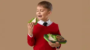 Чем кормить школьника, чтобы улучшить успеваемость и оценки: 7 важных продуктов для мозга