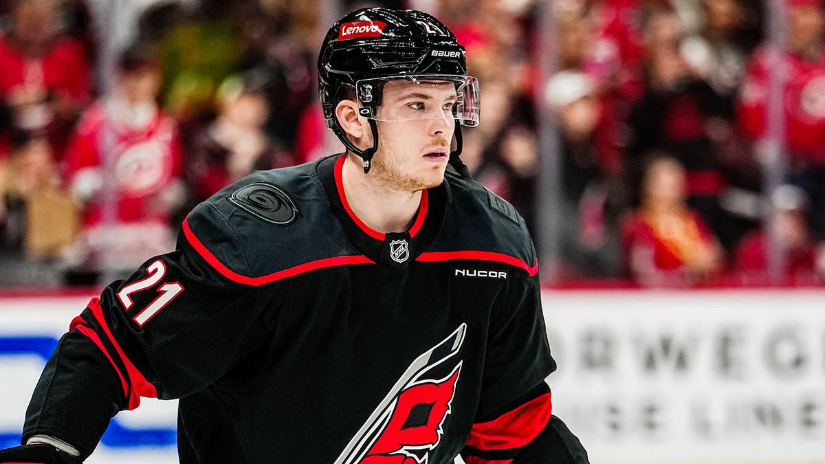 Гол Никишина помог «Каролине» обыграть «Филадельфию», Свечников и Мичков не реализовали буллиты