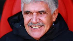 Странная традиция с девушками: тренер закатил истерику, когда ее нарушили на пресс-конференции