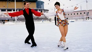 Как за 100 лет фигуристки снимали с себя одежду — убрали шубы и надели пачку. История олимпийской ледовой моды