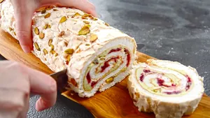 Готовлю меренговый рулет без трещин: по этому рецепту получается даже у школьниц