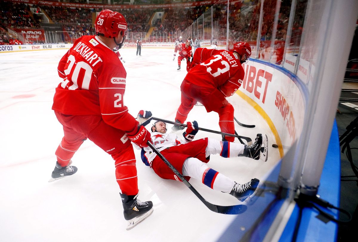 Жесткая бойня на льду, «Деревня дураков» и звезды футбола на трибунах. Фотогалерея матча «Спартак» — ЦСКА