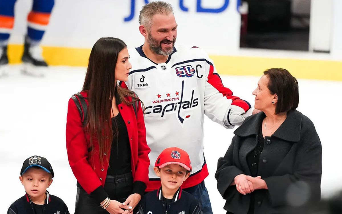 Жена Овечкина показала семейное фото на Рождество в США