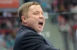 Тренер «Амура» угрожал судье во время матча КХЛ. Он обещал сжечь его машину