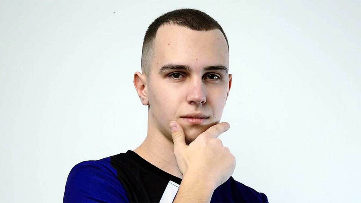 Киберспортсмен сломал руку перед важным турниром, проверяя силу удара на игровом автомате