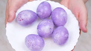 5 способов вывести благородные оттенки яиц на Пасху с помощью натуральных продуктов: никаких химозных цветов