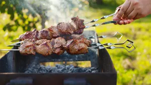 Ошибки при жарке шашлыка, которые портят вкус и забирают сочность мяса: не допускайте их