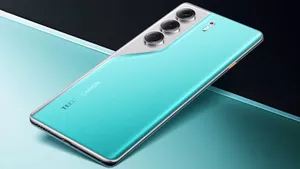 Подешевел до 20000: у смартфона TECNO Camon 40 Pro яркий экран 144 Гц, ультразащита IP69 и две камеры по 50 МП