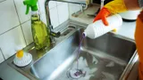 Вылейте в раковину, и слив больше не засорится: простое средство избавило меня от вечной проблемы