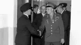Теперь понятно, почему нельзя здороваться через порог: у приметы есть жутковатое объяснение из прошлого