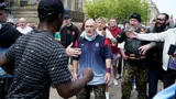 Как футбольные фанаты учат полицейских защищать Британию от погромов и мародерства. А заодно дерутся с ними