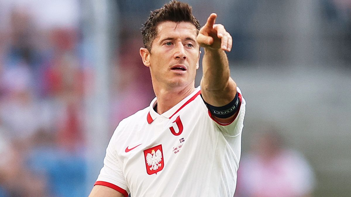 Левандовски до одного гола сократил отставание от пятерки лучших бомбардиров национальных сборных